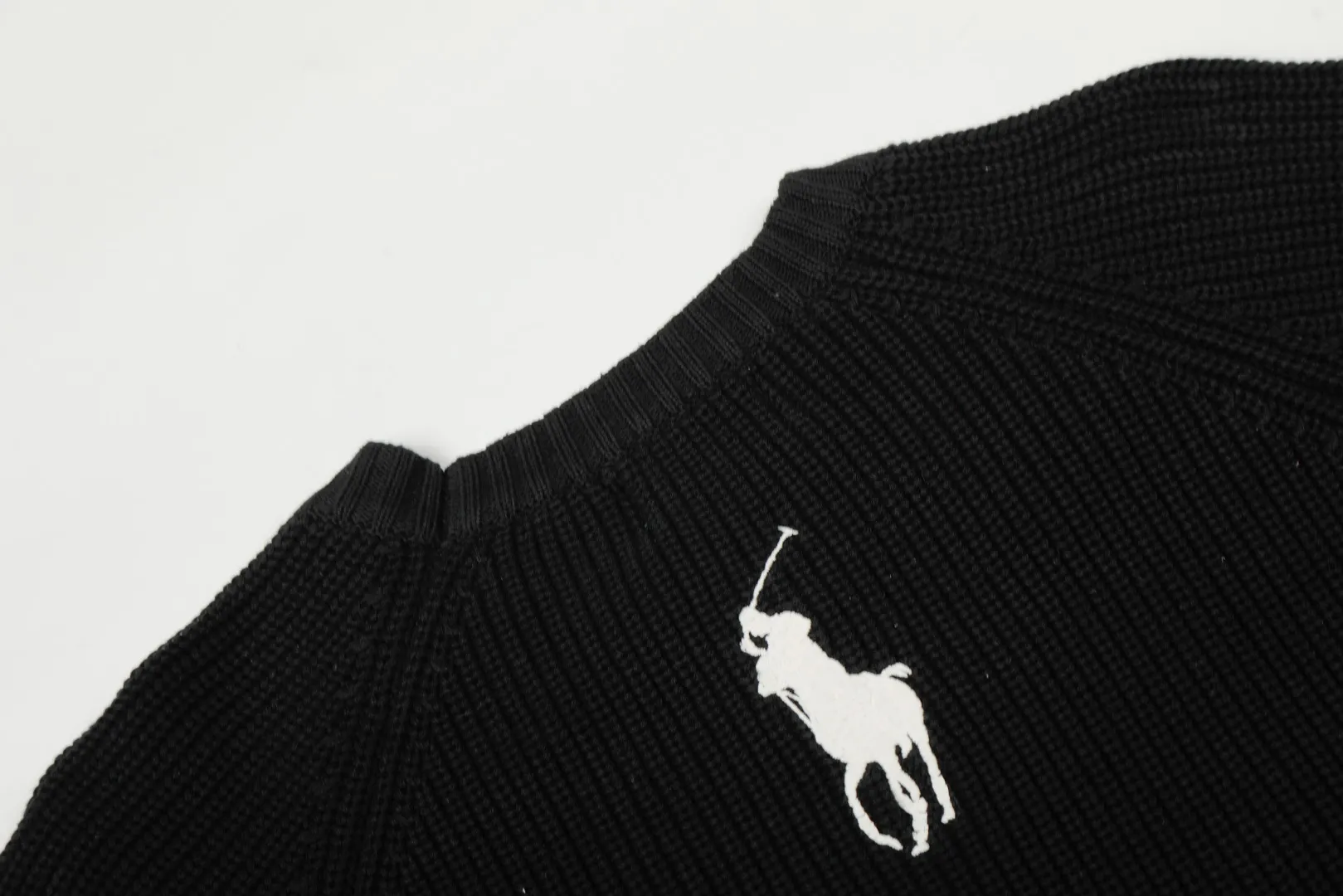 P220 Top quality" Style number: DS812# (not off the shelves all year round) [Ralph Lauren round neck piqué knitted sweater with war horse embroidery on the front and back] ✅Ralph Lauren classic basic versatile round neck pullover sweater for men and women ✅Main supply platform live broadcast Wholesale entity Replenish if out of stock Not removed from the shelves ✅ZP quality 1:1 version Scan the code to enter the GF website Counter quality ✅Detailed quality The only one in Guangzhou Imported quality cotton yarn Mainly high-end, cost-effective, good quality needless to say ✅The version is restored to the original order, the maximum size can be worn up to 200 pounds, loose, comfortable and stress-free ✅The upper body is simple and easy to match, ootd must-have style, good-looking clothes are never picky, a must-have item in the wardrobe is recommended. Size: S-XL Color: White, gray, khaki, navy blue, brown, burgundy, black with white label, black with red label
